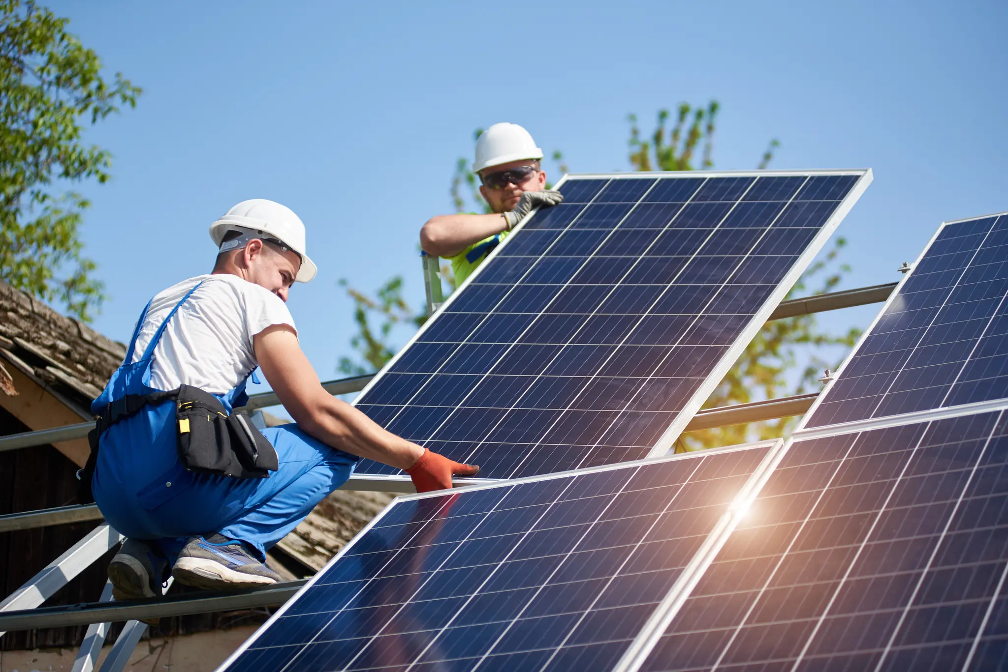 Dos hombres instalando paneles solares